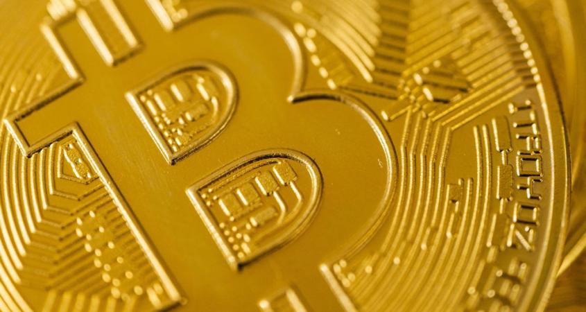 بتكوين تعزز صدارتها في سوق العملات المشفرة مع تحذير المستثمرين